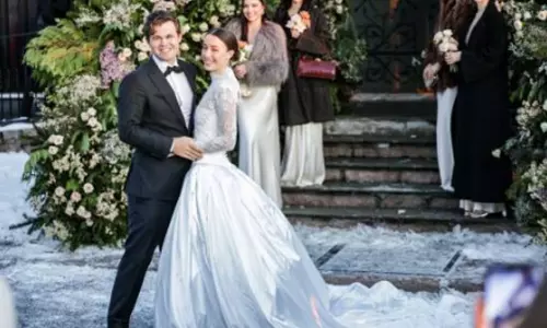 நம்பர் 1 செஸ் வீரர் கார்ல்செனின் வாழ்க்கையில் புதிய அத்தியாயம்.. காதலியை மணந்தார்