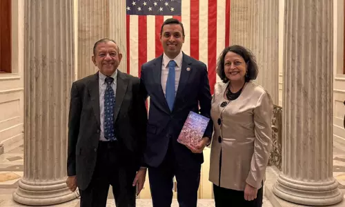 அமெரிக்கா:  பகவத் கீதை மீது பதவி பிரமாணம் எடுத்து கொண்ட சுஹாஷ் சுப்ரமணியம்