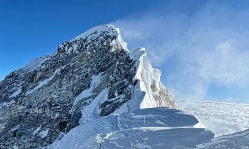 நிலநடுக்கம் எதிரொலி: எவரெஸ்ட் சிகரத்தில் ஏற சுற்றுலா பயணிகளுக்கு தடை - சீனா உத்தரவு