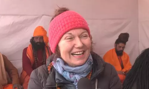 இந்துத்துவா மீது தீவிர பக்தி... மகா கும்பமேளாவில் பங்கேற்கும் பிரெஞ்சு பெண் இந்துத்துவா மீது தீவிர பக்தி... மகா கும்பமேளாவில் பங்கேற்கும் பிரெஞ்சு பெண்