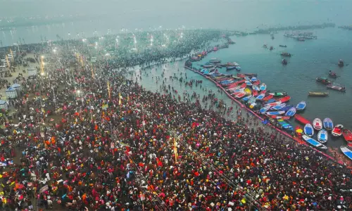 உ.பி. : மகா கும்பமேளா தொடங்கியது - லட்சக்கணக்கான பக்தர்கள் திரண்டனர்