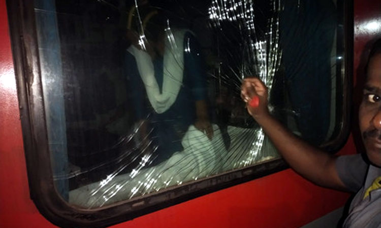 பொதிகை எக்ஸ்பிரஸ் ரெயில் மீது கல்வீச்சு