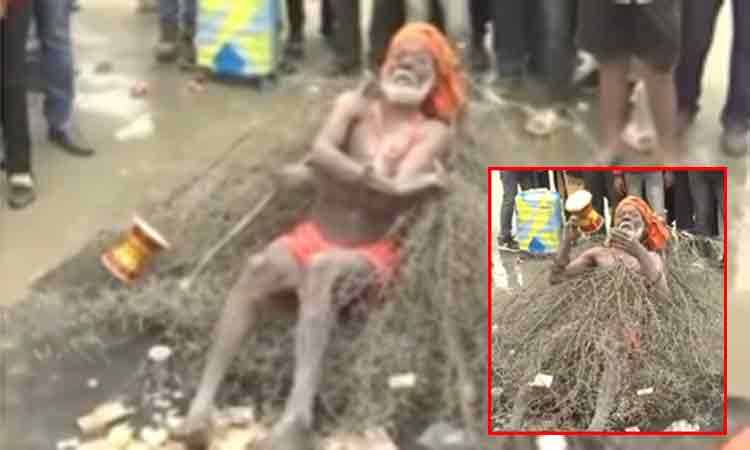 உ.பி. மகா கும்பமேளா:  முட்கள் மீது படுத்து மக்களை ஆச்சரியப்படுத்திய துறவி