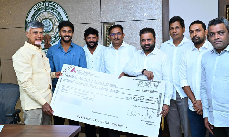 நிதிஷ் ரெட்டியை நேரில் சந்தித்து பரிசுத்தொகை வழங்கிய ஆந்திர முதல்-மந்திரி சந்திரபாபு நாயுடு