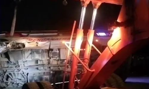 சித்தூர் அருகே லாரி மீது பேருந்து மோதல்: திருச்சியை சேர்ந்த 4 பேர் உயிரிழப்பு