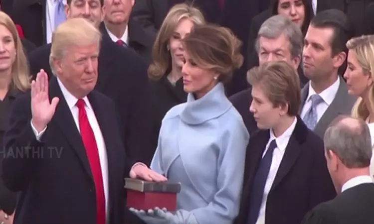 ஆபிரகாம் லிங்கனின் பைபிள் மீது உறுதிமொழி ஏற்கும் டிரம்ப்