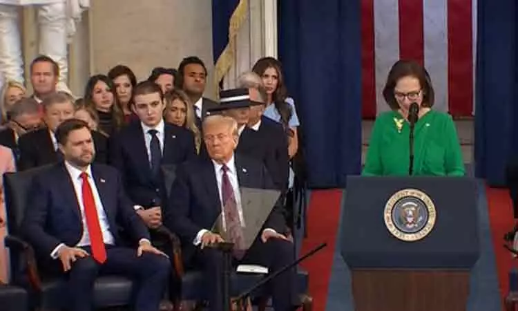 அமெரிக்காவின் புதிய ஜனாதிபதியாக பதவியேற்றார் டொனால்டு டிரம்ப் அமெரிக்காவின் புதிய ஜனாதிபதியாக பதவியேற்றார் டொனால்டு டிரம்ப்