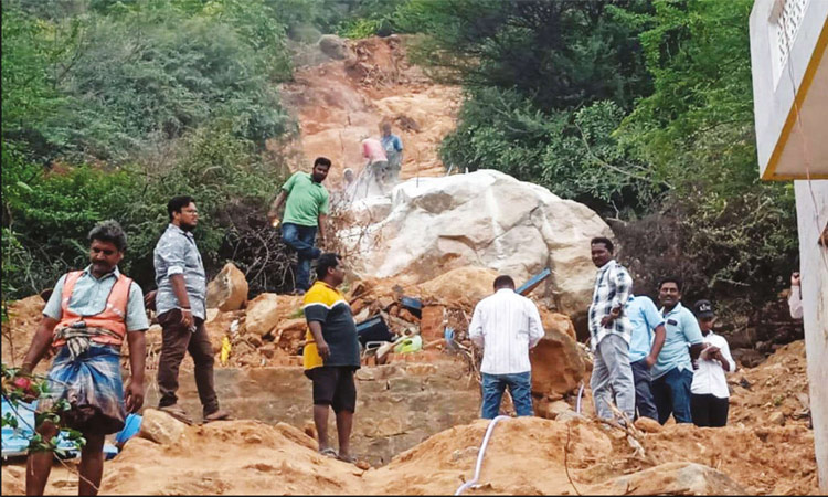 தி.மலையில் 3வது நாளாக 40 டன் எடை கொண்ட பாறையை அகற்றும் பணி தீவிரம்
