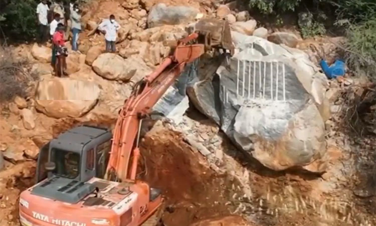 திருவண்ணாமலை தீபமலையில் அபாயகரமாக இருந்த 40 டன் ராட்சத பாறை அகற்றம்