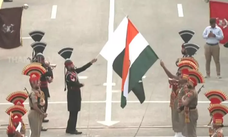 அட்டாரி - வாகா எல்லையில் கொடி இறக்கும் நிகழ்வு: திரளானோர் கண்டுகளிப்பு