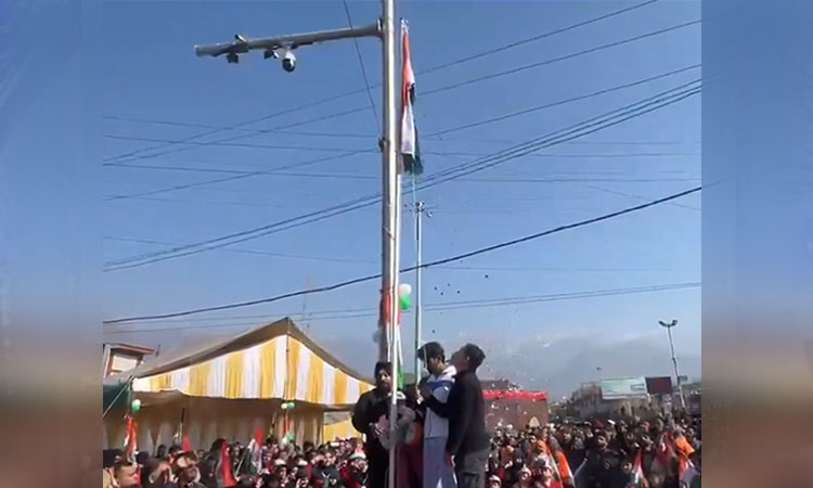 காஷ்மீர்:  திரால் சவுக்கில் முதன்முறையாக பறந்த இந்திய தேசிய கொடி