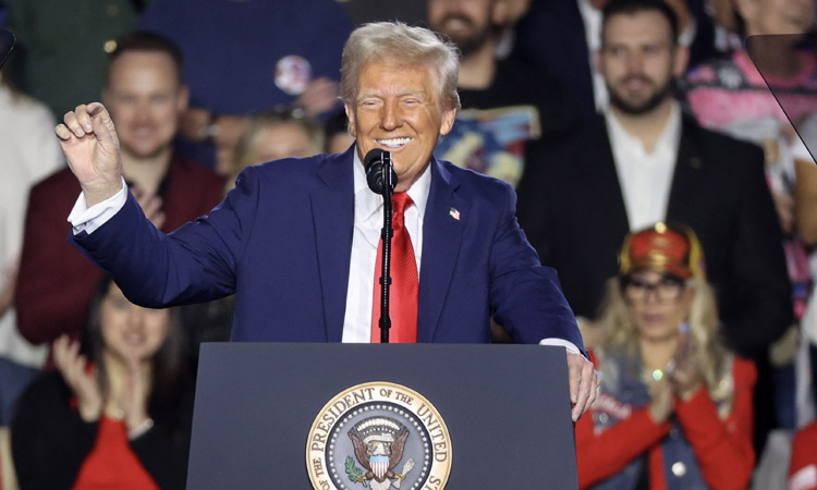 சட்டவிரோத குடியேறிகள் விவகாரம்: அதிரடி காட்டிய டிரம்ப் - அடிபணிந்த கொலம்பியா; என்ன நடந்தது?