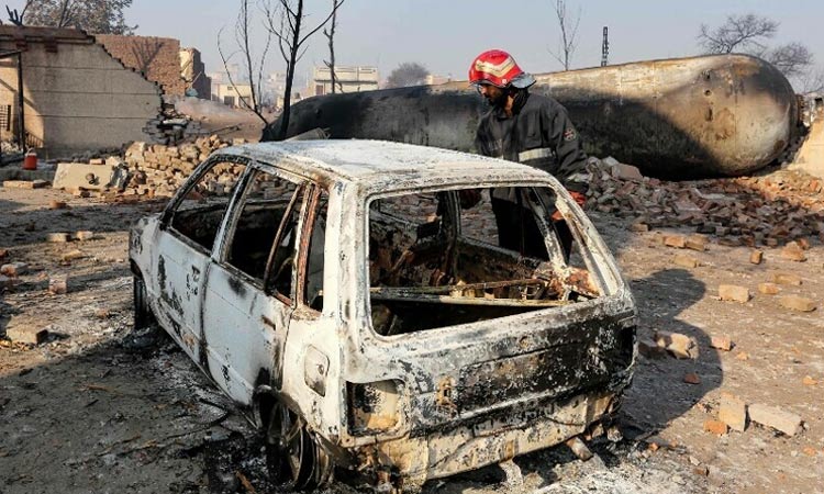 எரிவாயு ஏற்றிச்சென்ற டேங்கர் லாரி வெடித்து விபத்து - 6 பேர் பலி எரிவாயு ஏற்றிச்சென்ற டேங்கர் லாரி வெடித்து விபத்து - 6 பேர் பலி