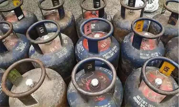 வணிக பயன்பாட்டு சிலிண்டர் விலை குறைவு