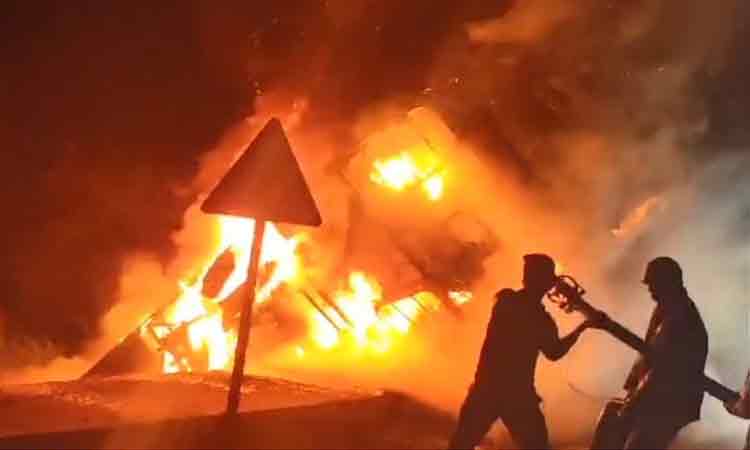 திருச்சி மணப்பாறை அருகே பள்ளத்தில் கவிழ்ந்து தீப்பிடித்த ஆம்னி பஸ் - 15 பேர் காயம்