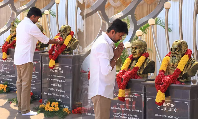 தவெக கொள்கை தலைவர்களின் சிலைகளை திறந்து வைத்தார் விஜய் தவெக கொள்கை தலைவர்களின் சிலைகளை திறந்து வைத்தார் விஜய்