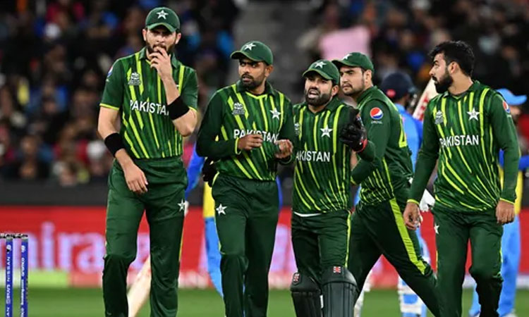 சாம்பியன்ஸ் டிராபி:  எங்கள் அணி தேர்வு சரியில்லை - பாக்.முன்னாள் வீரர் விமர்சனம்