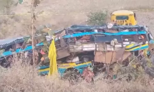 குஜராத் : பள்ளத்தாக்கில் பஸ் கவிழ்ந்து விபத்து - 5 பேர் பலி