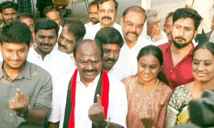 ஈரோடு இடைத்தேர்தல்: குடும்பத்தினருடன் வாக்கு... ... இன்றைய முக்கிய செய்திகள்.. சிலவரிகளில் 05-02-2025 ஈரோடு இடைத்தேர்தல்: குடும்பத்தினருடன் வாக்கு... ... இன்றைய முக்கிய செய்திகள்.. சிலவரிகளில் 05-02-2025