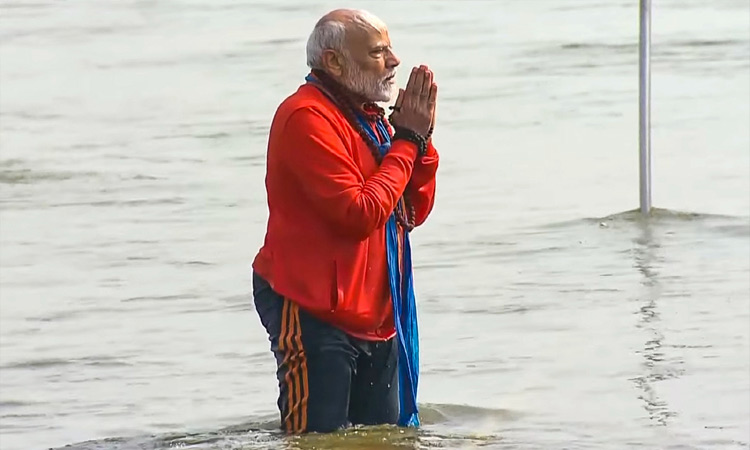 மகா கும்பமேளா திரிவேணி சங்கமத்தில் புனித நீராடினார் பிரதமர் மோடி