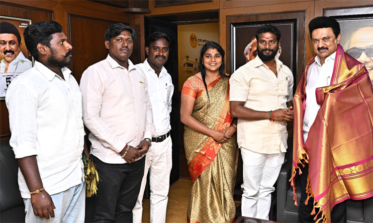 முதல்-அமைச்சருடன் காடுவெட்டி குருவின் மகள் சந்திப்பு முதல்-அமைச்சருடன் காடுவெட்டி குருவின் மகள் சந்திப்பு