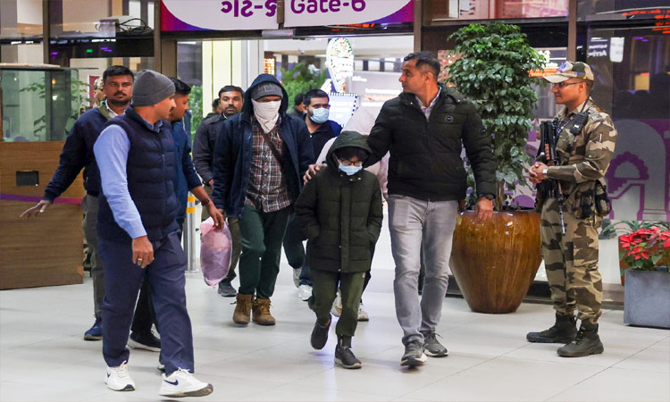 அமெரிக்காவில் இருந்து நாடு கடத்தல்: குஜராத்தை சேர்ந்த 33 பேர் அகமதாபாத் வந்தனர்