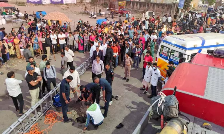 குஜராத்: பாதாள சாக்கடையில் விழுந்த 2 வயது ஆண் குழந்தை...மீட்புப்பணி தீவிரம்