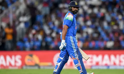 இங்கிலாந்துக்கு எதிரான முதல் ஒருநாள் போட்டி: மீண்டும் சொதப்பிய ரோகித்.. 2 ரன்களில் அவுட்