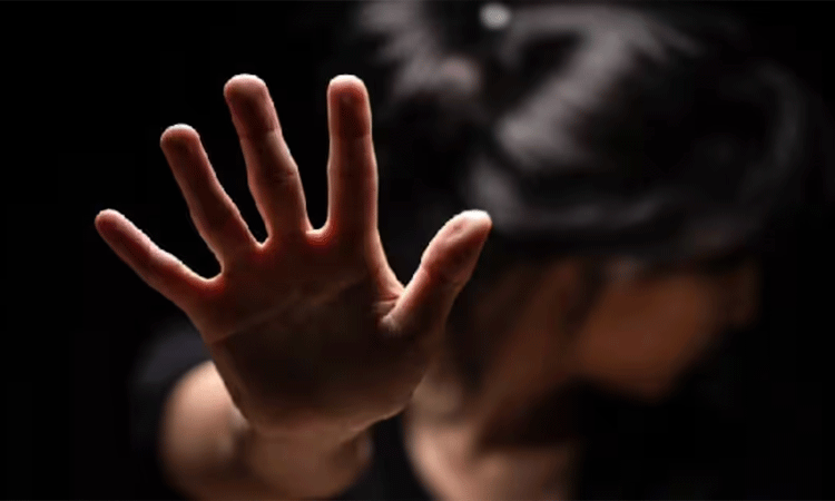 குளிர்பானத்தில் மயக்க மருந்து கலந்து கொடுத்து இளம்பெண் கூட்டு பலாத்காரம்