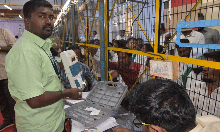 ஈரோடு கிழக்கு தொகுதி இடைத்தேர்தல்: 51 ஆயிரம்... ... ஈரோடு கிழக்கு இடைத்தேர்தல்:  வெற்றியை உறுதி செய்த தி.மு.க. வேட்பாளர் வி.சி. சந்திரகுமார்