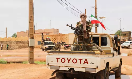 மாலி: பயங்கரவாதிகள் நடத்திய தாக்குதலில் தங்க சுரங்க தொழிலாளர்கள் 32 பேர் பலி மாலி: பயங்கரவாதிகள் நடத்திய தாக்குதலில் தங்க சுரங்க தொழிலாளர்கள் 32 பேர் பலி