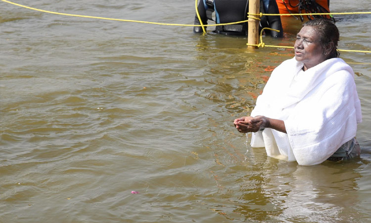 மகா கும்பமேளா: திரிவேணி சங்கமத்தில் புனித நீராடினார் ஜனாதிபதி திரவுபதி முர்மு