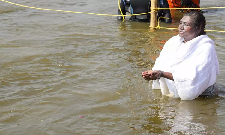 மகா கும்பமேளா: திரிவேணி சங்கமத்தில் புனித நீராடினார் ஜனாதிபதி திரவுபதி முர்மு