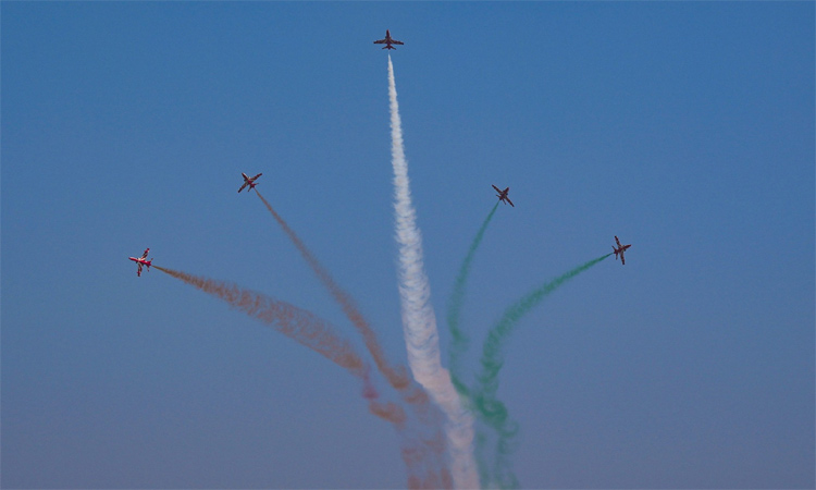 மெய்சிலிர்க்க வைக்கும் வான்வெளி சாகசங்கள்..  பெங்களூருவில் விமான கண்காட்சி தொடங்கியது