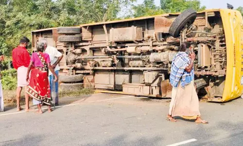 பள்ளி வேன் சாலையோரம் கவிழ்ந்து விபத்து - 12 மாணவர்கள் காயம்