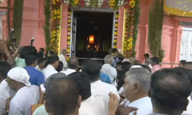 தைப்பூச விழா கோலாகலம்: வடலூர் சத்திய ஞான சபையில் ஏழு திரைகள் நீக்கி ஜோதி தரிசனம்