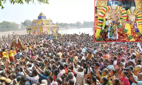 மதுரை தெப்பத் திருவிழா.. தெப்பத்தில் வலம் வந்து அருள்பாலித்த மீனாட்சி-சுந்தரேஸ்வரர்