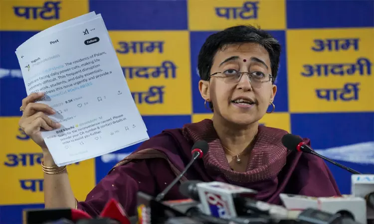 உத்தரபிரதேசத்தை போலவே டெல்லியிலும் நீண்ட மின்வெட்டு: பாஜக மீது அதிஷி குற்றசாட்டு