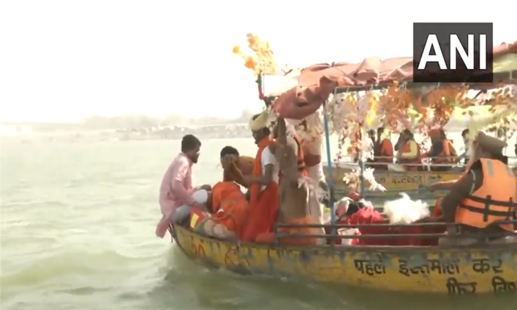 சரயு நதியில் விடப்பட்ட அயோத்தி தலைமை அர்ச்சகர் உடல்!