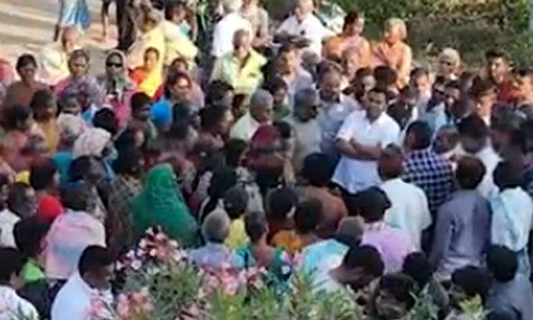 கும்மிடிப்பூண்டி அருகே ஆக்கிரமிப்பு வீடுகளை அகற்ற பொதுமக்கள் எதிர்ப்பு