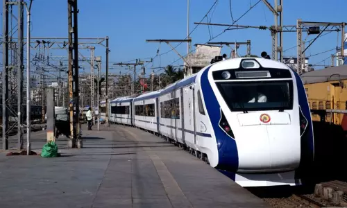 உ.பி. மகா கும்பமேளா:  பிரயாக்ராஜ் நகருக்கு வந்தே பாரத் சிறப்பு ரெயில் இயக்கம்