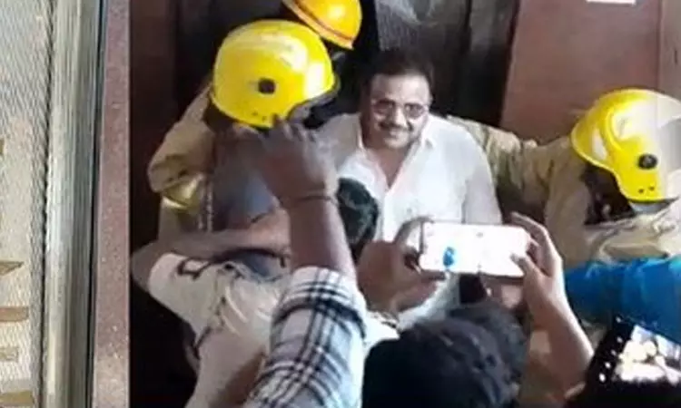 கடலூர்: லிப்டில் சிக்கிய காங். எம்.பி., ஒரு மணி நேர போராட்டத்திற்கு பின் மீட்பு