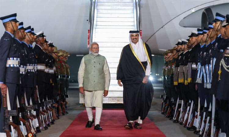 கத்தார் அதிபர் இந்தியா வருகை.. விமான நிலையத்திற்கு சென்று வரவேற்ற பிரதமர் மோடி கத்தார் அதிபர் இந்தியா வருகை.. விமான நிலையத்திற்கு சென்று வரவேற்ற பிரதமர் மோடி