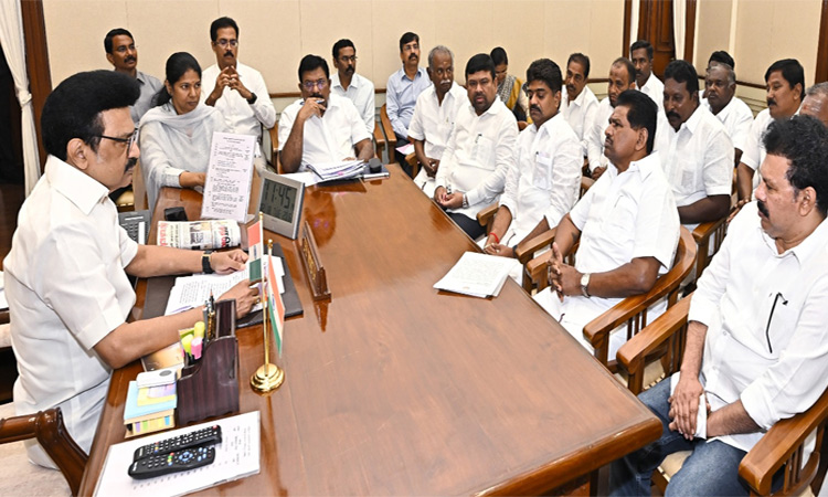 மீனவர் சங்க பிரதிநிதிகளுடன் முதல்-அமைச்சரை சந்தித்த கனிமொழி எம்.பி. மீனவர் சங்க பிரதிநிதிகளுடன் முதல்-அமைச்சரை சந்தித்த கனிமொழி எம்.பி.