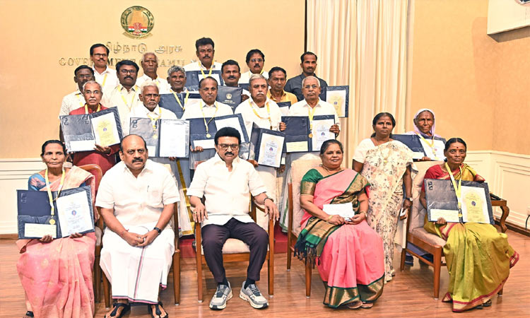 சிறந்த கைவினை கலைஞர்களுக்கு பூம்புகார் மாநில விருது: மு.க.ஸ்டாலின் வழங்கினார்