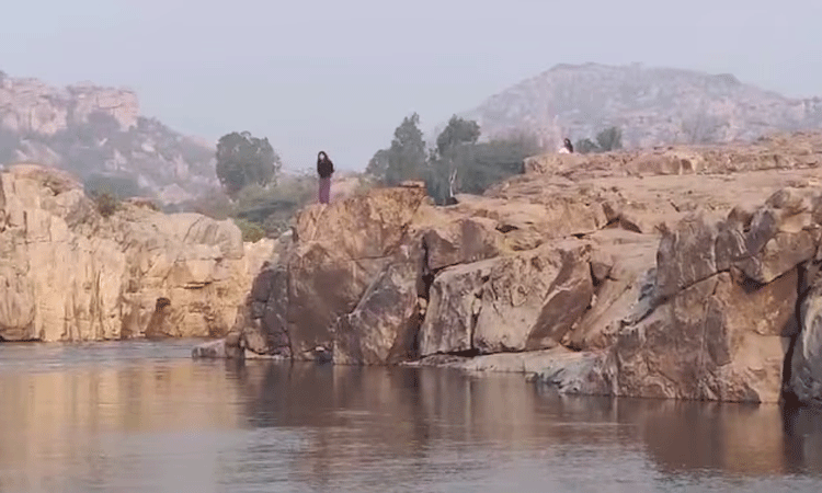 துங்கபத்ரா ஆற்றில் மூழ்கி பெண் டாக்டர் பலி: உடலை தேடும் பணி தீவிரம்