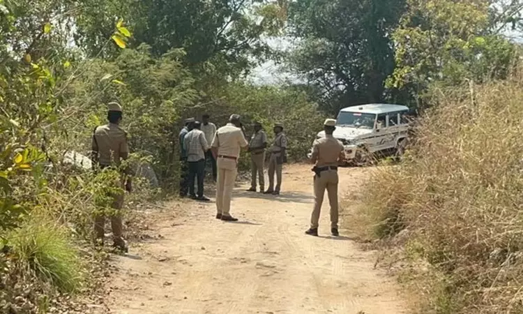 பெண்ணை மிரட்டி பாலியல் வன்கொடுமை: தப்பி ஓட முயன்ற குற்றவாளிகள் மீது போலீஸ் துப்பாக்கி சூடு பெண்ணை மிரட்டி பாலியல் வன்கொடுமை: தப்பி ஓட முயன்ற குற்றவாளிகள் மீது போலீஸ் துப்பாக்கி சூடு