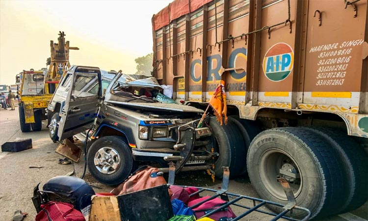 உத்தரபிரதேச சாலை விபத்தில் 6 பக்தர்கள் பலி