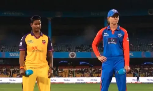 மகளிர் பிரீமியர் லீக்; டாஸ் வென்ற டெல்லி பந்துவீச்சு தேர்வு