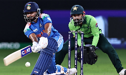 அரைசதம் கடந்தார் ஸ்ரேயாஸ் ஐயர்